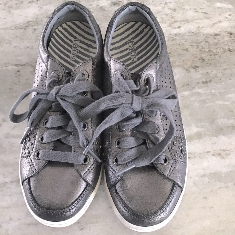 ☑️Metallic Grey Leather Freedom sneakers
